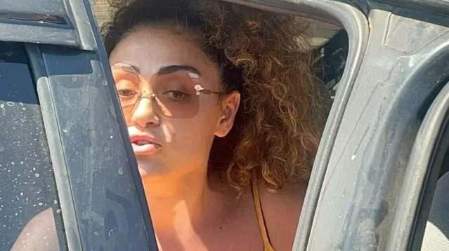 <p>DİLAN &Ccedil;ITAK VE POLİSLER ARASINDA GERGİNLİK YAŞANDI</p>

<p>Babasıyla yaşadığı sorunlarla da sık sık g&uuml;ndeme gelen Dilan &Ccedil;ıtak, son olarak Bodrum'da bir olaya karışmıştı. Polis ekiplerinin dur ihtarına uymayan Dilan &Ccedil;ıtak, havaya ateş a&ccedil;ılarak durdurulmuştu.</p>

<p>Aracını kendisini durdurmaya &ccedil;alışan polis memurunun &uuml;zerine s&uuml;rd&uuml;ğ&uuml; &ouml;ne s&uuml;r&uuml;len &Ccedil;ıtak, havaya ateş a&ccedil;ılarak durduruldu.</p>

<p>&nbsp;</p>

<p>&nbsp;</p>
