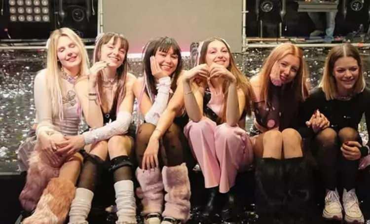 <p>MANİFEST GRUBUNA SOĞUK DUŞ</p>

<p>İstanbul Cumhuriyet Başsavcılığı, K&uuml;&ccedil;&uuml;k&ccedil;iftlik Park&rsquo;ta Manifest Grubu&rsquo;nun konserindeki dans ve g&ouml;steriler nedeniyle 9 Eyl&uuml;l'de "Hayasızca Hareketler" ve "Teşhircilik" su&ccedil;larından resen soruşturma başlatılmıştı.&nbsp;</p>

<p>Manifest grubu &uuml;yelerine &ldquo;teşhir suretiyle hayasızca hareketlerde bulunma&rdquo; su&ccedil;lamasıyla yargılandıkları davada &uuml;&ccedil; ay 22 g&uuml;n hapis cezasına verildi.&nbsp;</p>
