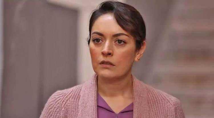 <p>EZGİ MOLA'YA ŞOK!</p>

<p>&Uuml;nl&uuml; oyuncu Ezgi Mola'nın İspanya'nın Barcelona kentindeki El Born semtinde bulunan evi "Okupa" hareketi tarafından işgal edildi.</p>
