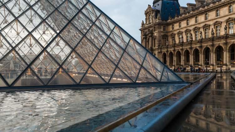 <p>PARİS'TE SKANDAL OLAY</p>

<p>Paris&rsquo;te yaklaşık 35 bin eserin sergilendiği d&uuml;nyaca &uuml;nl&uuml; Louvre M&uuml;zesi&rsquo;ne 19 Ekim sabahı soygun d&uuml;zenlendi. Kraliyet m&uuml;cevherlerinin sergilendiği ve Apollo Galerisi olarak bilinen b&ouml;l&uuml;mden, <strong>"paha bi&ccedil;ilemez"</strong> değerde 9 eser &ccedil;alındı.&nbsp;</p>

<p>&nbsp;</p>
