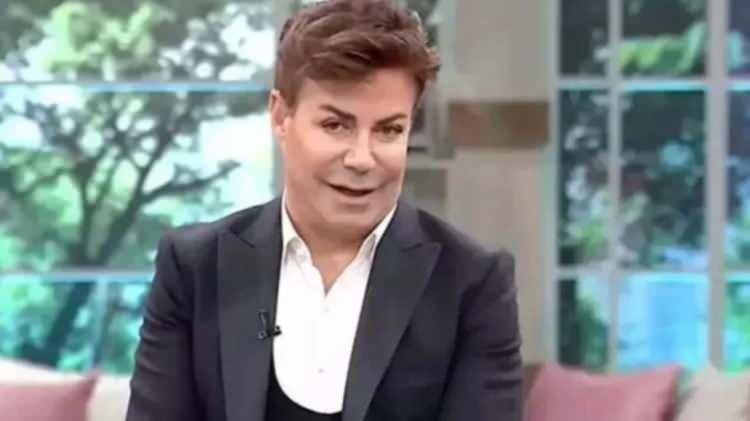 <p>FATİH &Uuml;REK KORKUTTU</p>

<p>Şarkıcı Fatih &Uuml;rek ge&ccedil;iridği kalp krizi nedeniyle acil olarak hastaneye kaldırılmıştı. &Uuml;rek'in yaklaşık 50 g&uuml;nd&uuml;r yoğun bakımda ve tedavisi devam ediyor.</p>
