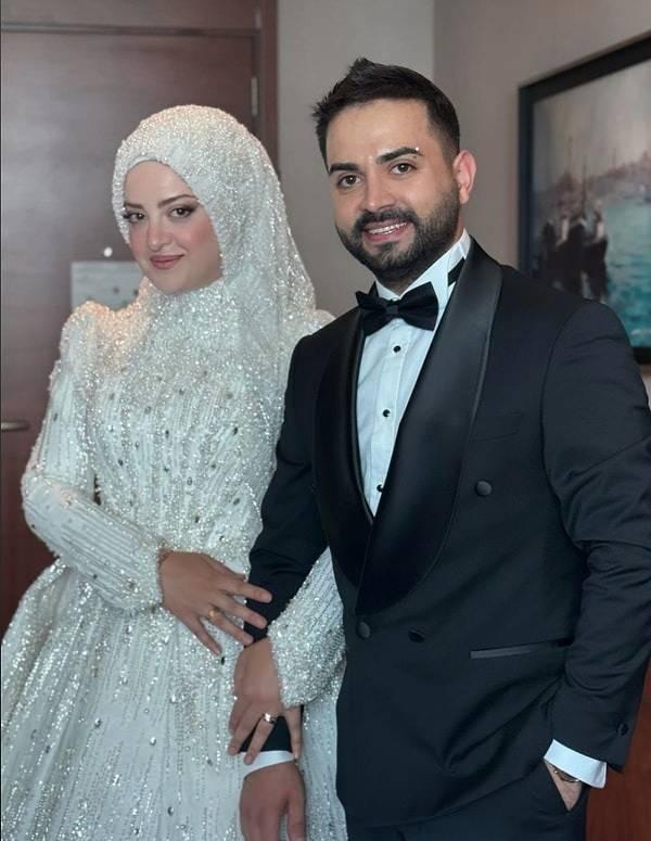 <p>KADİR EZİLDİ NİKAH MASASINA OTURDU</p>

<p>Temizlik takıntısıyla bilinen &uuml;nl&uuml; sunucu Kadir Ezildi 5 Mayıs'ta d&uuml;nyaevine girdi.&nbsp;</p>
