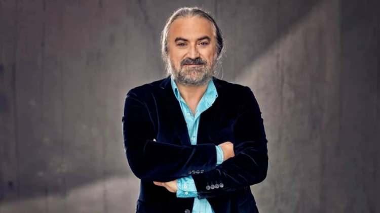 <p>VOLKAN KONAK'TAN ACI HABER</p>

<p>Kuzey Kıbrıs T&uuml;rk Cumhuriyeti (KKTC)&nbsp; İskele kentindeki bir konser sırasında sahnede fenalaşan şarkıcı Volkan Konak 31 Mart'ta hayatını kaybettiğini a&ccedil;ıkladı.</p>

<p>&nbsp;</p>
