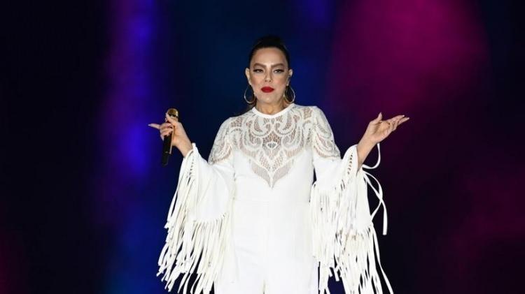 <p>EBRU G&Uuml;NDEŞ BOŞANDI</p>

<p>Ge&ccedil;tiğimiz yıl şubat ayında iş insanı Murat &Ouml;zdemir ile nikah masasına oturan Ebru G&uuml;ndeş, ayrılık kararıyla g&uuml;ndeme geldi.&nbsp;Jet hızıyla başlayan ilişki aynı hızda da bitti. &Uuml;nl&uuml; &ccedil;ift, 27 Eyl&uuml;l 2025'te tek celsede anlaşmalı olarak boşandı.</p>
