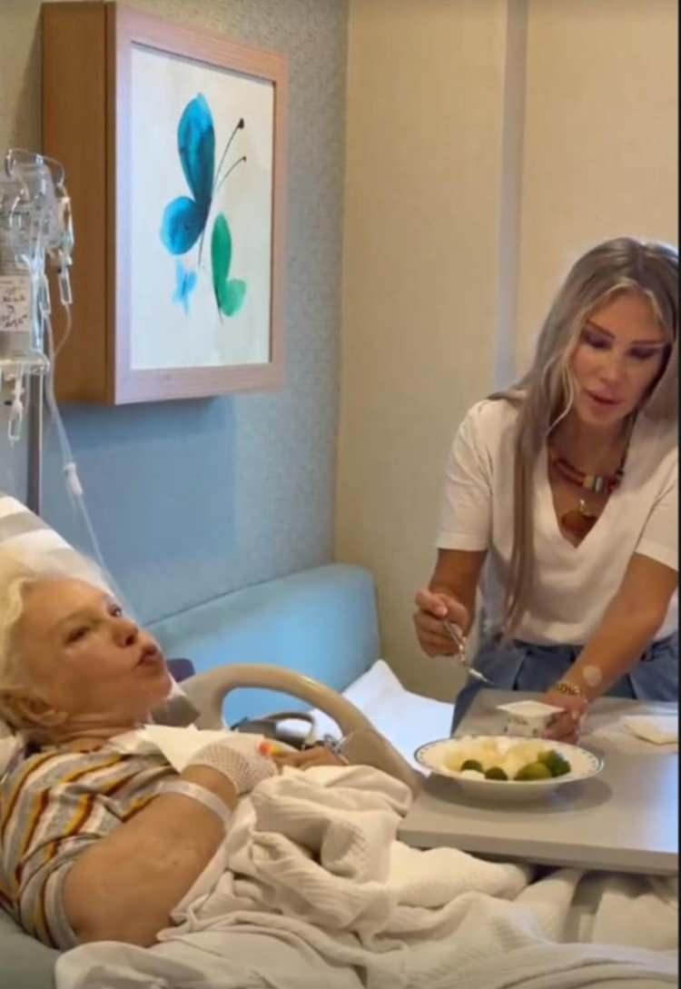 <p>SEREN SERENGİL'DEN YARDIM &Ccedil;AĞRISI</p>

<p>Seren Serengil'in annesi Nevin Teoman, 14 Kasım'da kal&ccedil;asını kırdı ve yoğun bakıma kaldırıldı. Annesinin acilen başka bir hastaneye sevk edilmesi gerektiğini s&ouml;yleyen Serengil,&nbsp;Sağlık Bakanı Kemal Memişoğlu'ndan yardım istedi.&nbsp;&Uuml;nl&uuml; ismin annesi Nevin Teoman ambulans u&ccedil;akla İstanbul'a getirildi.</p>
