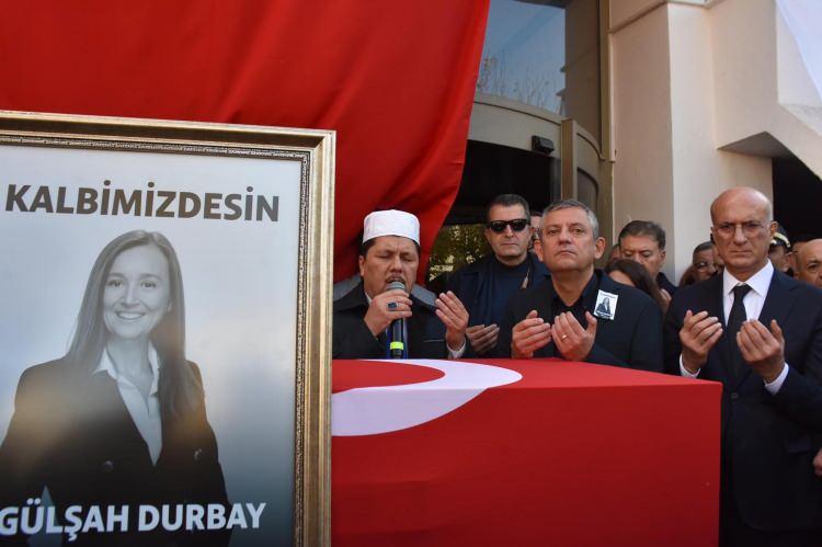 <p><span style="color:#B22222"><strong>"GÜLÜM ÇOK ACIKLI BİR HİKAYE YAZDIK DEĞİL Mİ?"</strong></span></p>
<p>Çeşme Belediye Başkanı Lal Denizli ise Durbay'ın yakın arkadaşı olduğunu, kendisine son sözlerinin <strong>"Gülüm çok acıklı bir hikaye yazdık değil mi?"</strong> şeklinde olduğunu ifade etti.</p>