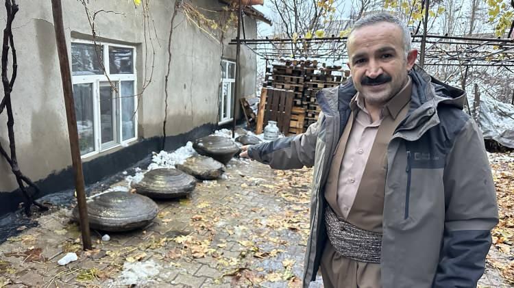 <p><span style="color:#A52A2A"><strong>6 TANE BULUNDU&nbsp;</strong></span></p>

<p>&nbsp;</p>

<p>Edinilen bilgilere g&ouml;re, T&uuml;rkiye-Irak sınır hattında yer alan Akt&uuml;t&uuml;n b&ouml;lgesinde yaklaşık 3 yıl &ouml;nce y&uuml;r&uuml;t&uuml;len yol genişletme &ccedil;alışmaları esnasında toprak altından<span style="color:#A52A2A"> <em><strong>6 adet yuvarlak taş &ccedil;ıktı.</strong></em></span></p>
