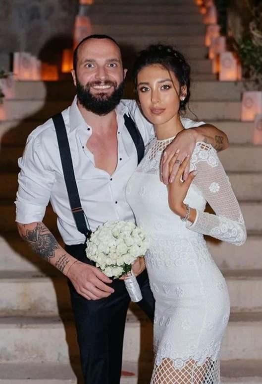 <p><strong>"Benim Hikayem", "Bana Sen Gel", "Gel Gel" ve "İnanırım" </strong>adlı şarkılarıyla hafızalarımıza kazınan &uuml;nl&uuml; şarkıcı Berkay, <strong>2016 yılında manken &Ouml;zlem Ada Şahin</strong>'le nikah masasına oturmuştu.</p>
