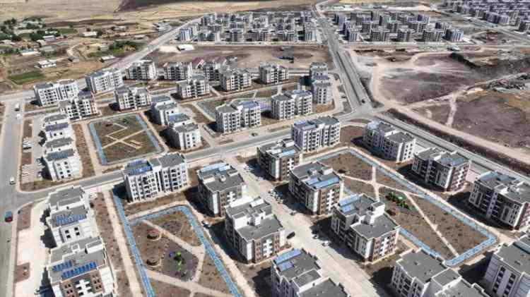 <p><strong>&Ouml;DEMELER NASIL OLACAK?</strong></p>

<p>&nbsp;</p>

<p>Konutların fiyatı ve taksit tutarları İstanbul ve Anadolu illerinde farklı olacak. Konut bedelinin y&uuml;zde 10&rsquo;u peşin &ouml;denecek. Taksitler ise 240 aya b&ouml;l&uuml;necek.</p>

<p>Anadolu'da 1+1 konutlar 1 milyon 800 bin lira, 65 metrekarelik 2+1'ler 2 milyon 200 bin lira, 80 metrekarelik 2+1'ler ise 2 milyon 650 bin liradan satışa sunulacak.</p>

<p>Anadolu'da 1+1 konutların taksitleri 6 bin 750 lira olacak. 65 metrekarelik 2+1'lerin taksitleri 8 bin 250 lira, 80 metrekarelik 2+1'lerin taksitleri ise 9 bin 938 lira olarak belirlendi.</p>
