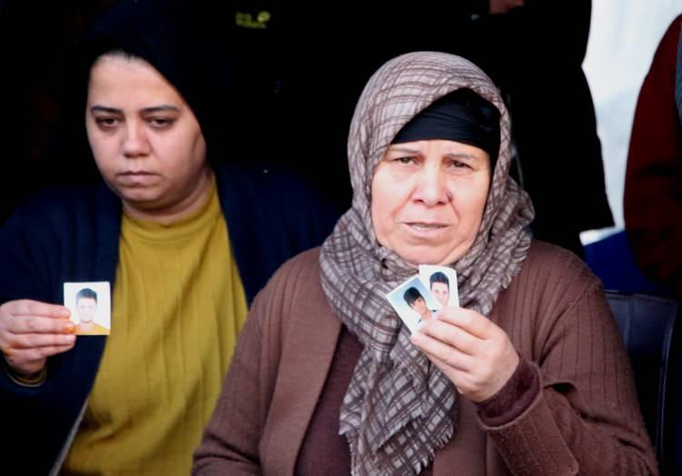 <p><strong>"ÖMÜR BOYU HAPİS CEZASI İSTİYORUZ"</strong><br />
<br />
Mahkeme çıkışında gözyaşları içinde konuşan Hakan Günkan’ın annesi Yıldız Günkan,&nbsp;<strong>"Başka anneler ağlamasın. Benim oğlum sinek bile incitmezdi, oğluma kıydı, başkasına da kıymasın. Ömür boyu hapis cezası verilmesini istiyorum"</strong>&nbsp;diye konuştu.</p>
