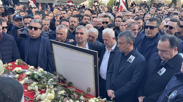 <p>Manisa'nın ilk kadın belediye başkanı seçilerek tarihe geçen ve başkan seçildikten kısa bir süre sonra kolon kanseri teşhisi ile tedavisine başlanan Gülşah Durbay, kan değerlerindeki ani düşüşün ardından 1 Aralık'ta Manisa Şehir Hastanesinde tedavi altına alınmıştı. </p>