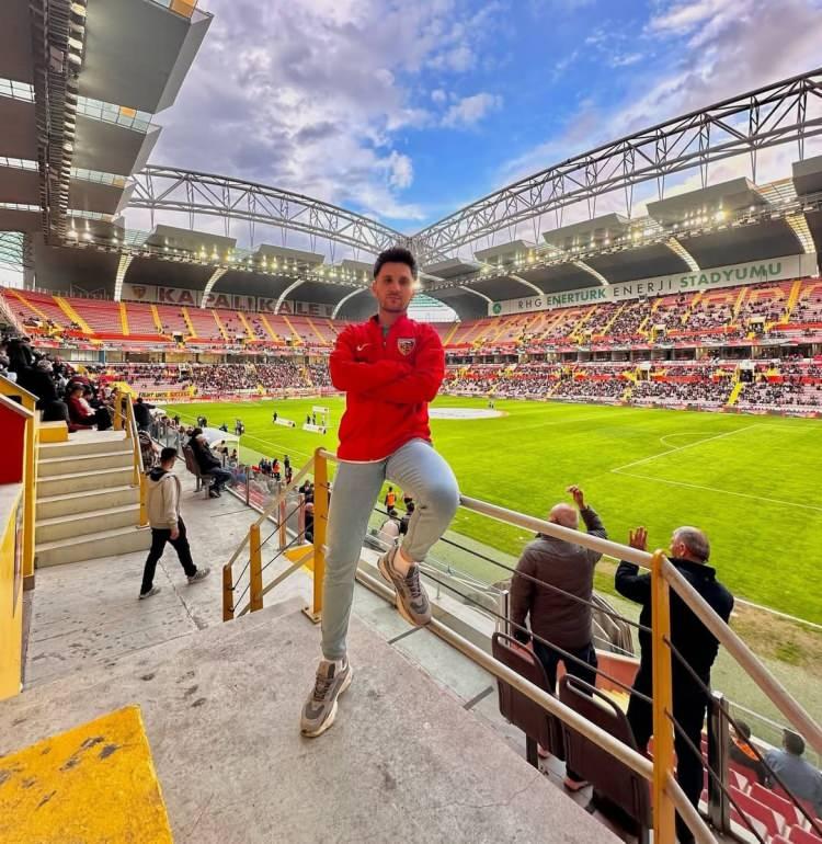 <p>Taraflar arasında çıkan tartışma kısa sürede kavgaya dönüştü.&nbsp;</p>

<p>&nbsp;</p>
