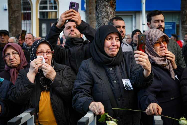 <p>Geçen gün Lal (Denizli) aradı.</p>
<p>Bugün de babası cenaze arabasının içinde aynı şeyi anlatıyor.</p>
<p> </p>