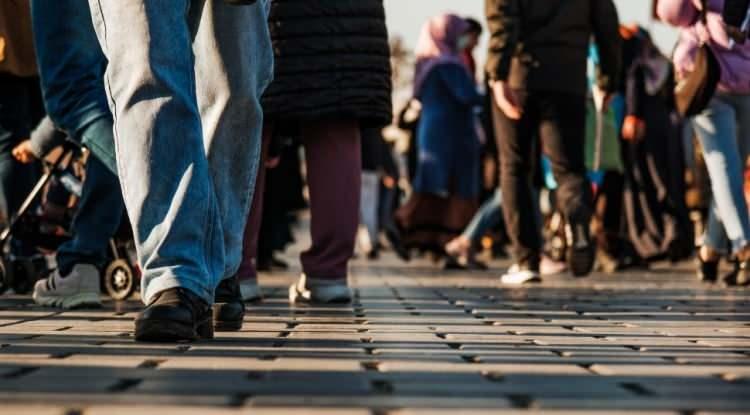<p><strong>T&Uuml;İK tarafından T&uuml;rkiye'nin en uzun &ouml;m&uuml;rl&uuml; illerine y&ouml;nelik yapılan son araştırma, &ccedil;arpıcı sonu&ccedil;ları g&ouml;zler &ouml;n&uuml;ne serdi. Kadın ve erkeklerin yaşam s&uuml;releri ayrı ayrı değerlendirilerek hazırlanan araştırmaya g&ouml;re T&uuml;rkiye'de ortalama yaşam s&uuml;resi 78,3 yıl olarak kayıtlara ge&ccedil;ti.</strong></p>
