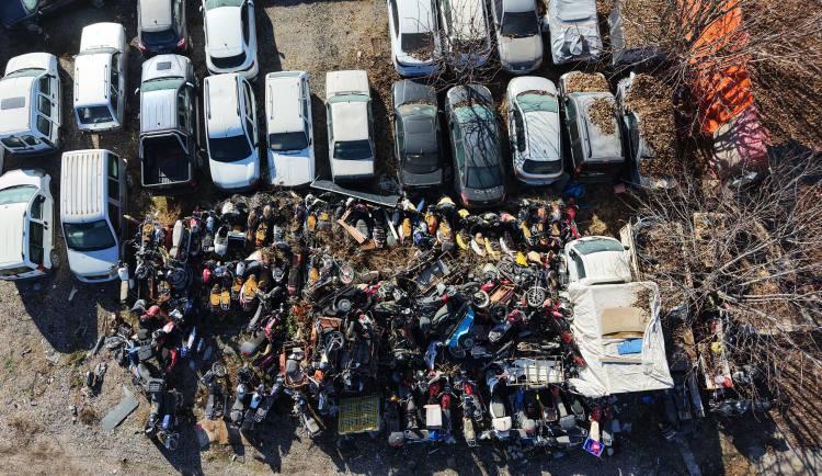 <p>Elazığ'daki yediemin otoparkında yıllardır beklemekten yosun tutan ve değeri yaklaşık 500 milyon TL&rsquo;yi bulan ara&ccedil;lar, kaderine terk edildi&hellip;</p>

<p>​</p>
