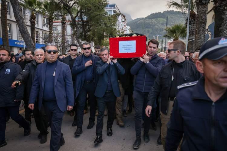 <p>Bu hikaye yazma lafı bitmedi, bitmedi, bitmedi, burada bitti.</p>
<p>Böyle bitti ya. Hepimizin başı sağ olsun."</p>