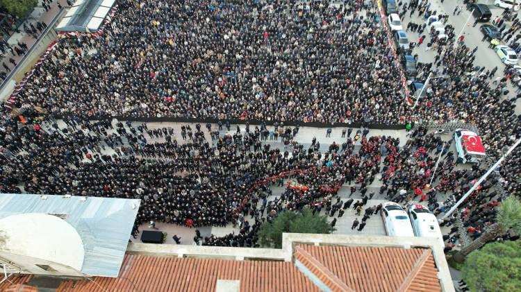 <p>Manisa Şehir Hastanesi gasilhanesinden Türk bayrağına sarılı tabutu Zabıta personeli tarafından alınan Durbay'ın naaşı belediye önüne alkışlarla geldi.</p>