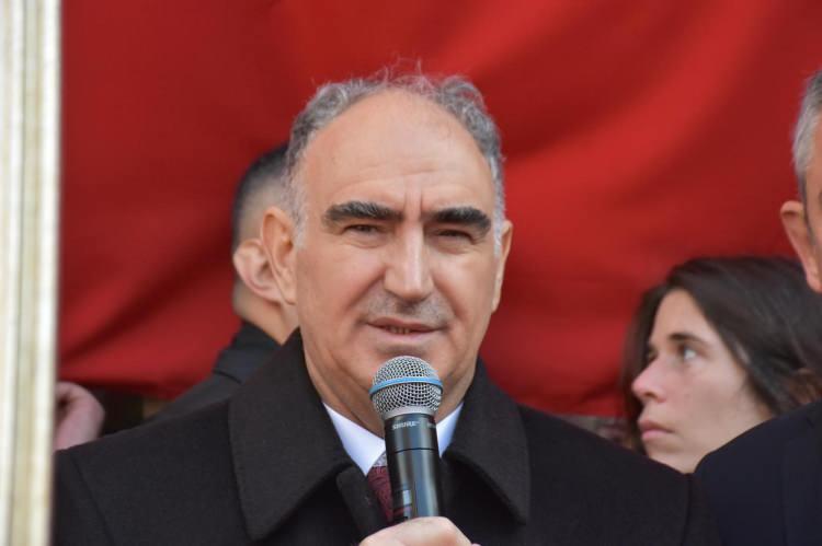 <p>Manisa Valisi Vahdettin Özkan da şehir için hüzünlü bir günün yaşandığını vurgulayarak, <strong>"Şehrimizde iyi bir mesai arkadaşı olarak hep koşturma içerisindeydi. Rahatsızlığına rağmen sürekli vatandaşa nasıl hizmet edebilirim... Bütün kurumlarla koordineli bir şekilde çalışıyordu. Gerçekten çok iyi bir iz bırakmıştı, iyi bir intiba bırakmıştı." </strong>dedi.</p>