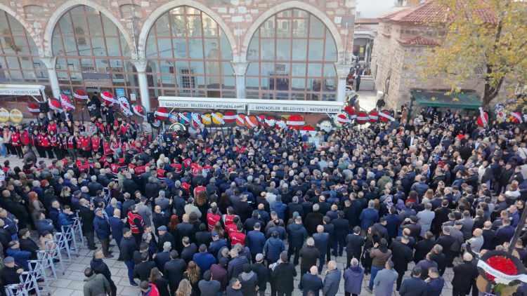 <p>Manisa'nın ilk kadın belediye başkanı olarak tarihe geçen 37 yaşındaki Başkan Durbay'ı mesai arkadaşları ve Manisalılar alkışlarla karşılayıp, alkışlarla uğurladı.</p>