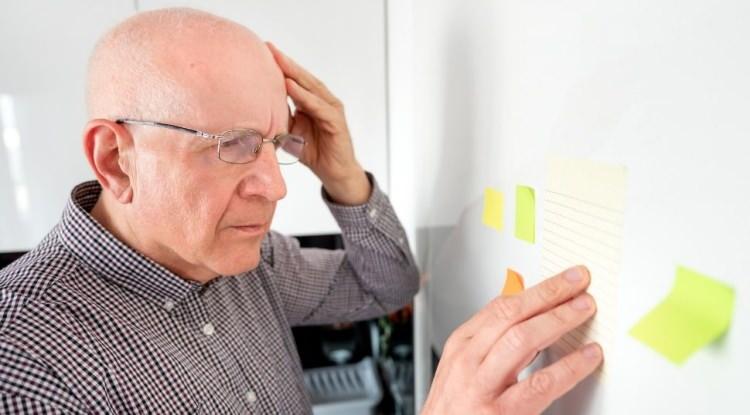 <p><strong>Zihninizin yıllar ge&ccedil;tik&ccedil;e tozlanan eski bir k&uuml;t&uuml;phane gibi yavaşladığını d&uuml;ş&uuml;n&uuml;yorsanız, yanılıyorsunuz. Bazen anahtarın yerini bazen kişilerin ismini bazen de rutinlerimizi unutmak yaşlanmanın durdurulamaz etkisi gibi g&ouml;r&uuml;nse de bilim, beynimizi biyolojik saatimizden daha gen&ccedil; tutmanın yollarını fısıldıyor.</strong></p>
