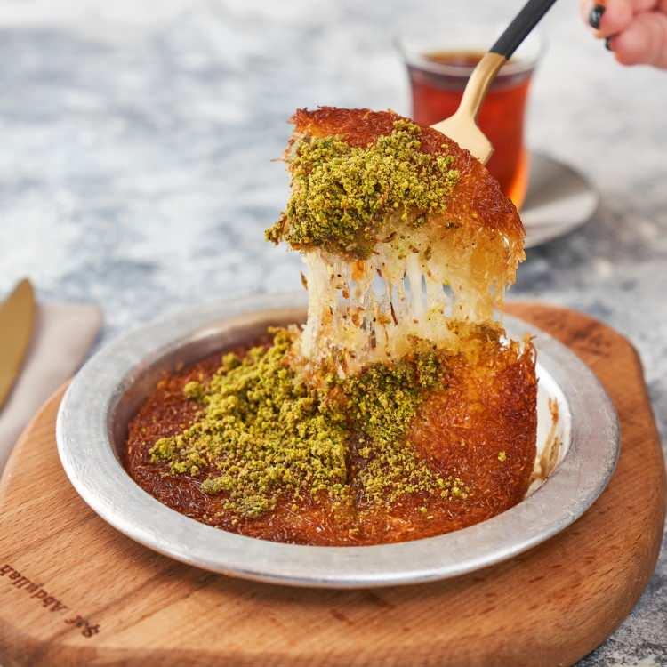 <p>Kullanıcı oylarıyla belirlenen bu listede, <strong>Antakya K&uuml;nefesi</strong> birinci sıraya yerleşerek <strong>T&uuml;rk mutfağının d&uuml;nya gastronomisindeki g&uuml;&ccedil;l&uuml; ve saygın konumunu</strong> bir kez daha ortaya koydu.</p>
