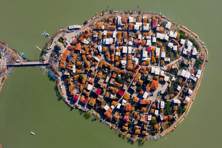 <p><strong>Bursa&rsquo;da Uluabat G&ouml;l&uuml; kıyısında yer alan G&ouml;lyazı, g&ouml;l &uuml;zerine kurulu yapıları, dar sokakları ve balık&ccedil;ı tekneleriyle seyahat tutkunlarından tam not alıyor. "K&uuml;&ccedil;&uuml;k Venedik" benzetmesiyle anılan kasaba, listenin 10. sırasına yerleşti.</strong></p>
