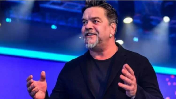 <p><strong>1998 ile 2018 yılları arasında Beyaz Show</strong> programıyla b&uuml;y&uuml;k bir &ccedil;ıkış yakalayan &uuml;nl&uuml; sunucu <strong>Beyazıt &Ouml;zt&uuml;rk</strong>, uzun bir aranın ardından ekranlara geri d&ouml;neceğinin sinyallerini verdi.</p>
