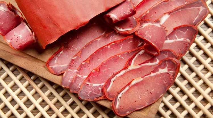 <p><span style="color:#FF0000"><strong>PASTIRMA VE İŞLENMİŞ ETLER</strong></span></p>

<p><strong>Lezzeti kadar riski de fazla olan besinlerin başında geleneksel tatlarımızdan biri olan "pastırma" yer alıyor. &Ccedil;ok yoğun bir tuzlama işleminden ge&ccedil;en pastırma, y&uuml;ksek sodyum ve nitrinler i&ccedil;erdiği i&ccedil;in y&uuml;ksek tansiyon ve damar sertliğine yol a&ccedil;abilir. &Ouml;te yandan pişirme işlemi esnasında ortaya &ccedil;ıkan bazı kimyasal bileşikler, damar yapısında iltihaplanmalara sebebiyet verebilir.</strong></p>
