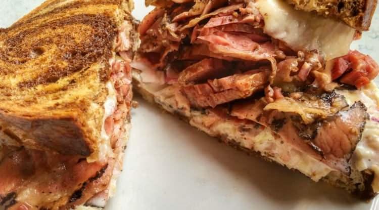 <p><strong>Pastırmanın yanı sıra işlenmiş etler de, y&uuml;ksek tuz, doymuş yağ ve kolesterol i&ccedil;eriği sebebiyle kalp sağlığını tehdit etmektedir.</strong></p>
