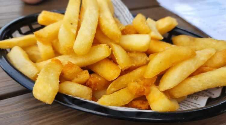 <p><span style="color:#FF0000"><strong>PATATES KIZARTMASI</strong></span></p>

<p><strong>Leziz tadıyla sofraların vazge&ccedil;ilmezi olan patates kızartması i&ccedil;in "kalp ve damar d&uuml;şmanı" demek az olmaz! Patatesin kendisi potasyum zengini bir besin olsa da kızgın yağ ile buluştuğunda trans yağ oluşumunu artırıyor. B&ouml;ylece k&ouml;t&uuml; kolesterol&uuml; y&uuml;kseltirken, iyi kolesterol&uuml; d&uuml;ş&uuml;r&uuml;yor. Ayrıca damar duvarlarında plak oluşumuna neden olarak damar sertliğini ve tıkanıklığını hızlandırıyor.</strong></p>
