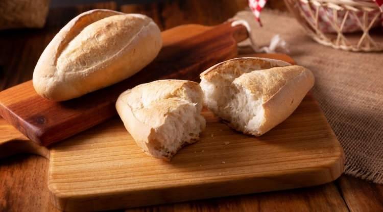 <p><span style="color:#FF0000"><strong>BEYAZ EKMEK</strong></span></p>

<p><strong>Bir&ccedil;ok kişi i&ccedil;in beyaz ekmek vazge&ccedil;ilmez lezzet. Her ne kadar tadı leziz olsa da kalp sağlığı i&ccedil;in etkileri korkutucu boyutlara uzanabiliyor. Beyaz ekmek, y&uuml;ksek glisemik indeksli olması sebebiyle kan şekerini hızla y&uuml;kseltiyor. Lif ve besin değeri d&uuml;ş&uuml;k olan bu besin, ins&uuml;lin direncine de zemin hazırlıyor.</strong></p>
