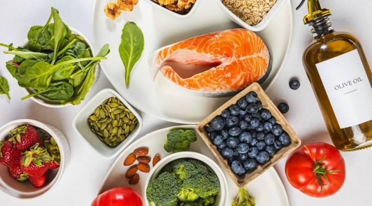 <p><span style="color:#0000FF"><strong>Uzmanlar, katı diyetler yerine, beslenme alışkanlıklarımızdaki kritik hataları d&uuml;zeltmenin daha kalıcı bir sonu&ccedil; sağlayacağına vurgu yapıyor. K&uuml;&ccedil;&uuml;k dokunuşlarla, b&uuml;y&uuml;k adımlar atmak istiyorsanız tabağınızdan 3 kritik besini eleyerek başlayabilirsiniz! İşte, uzmanların 'kırmızı liste'ye aldığı, sağlığınız i&ccedil;in vedalaşmanız gereken o besinler&hellip;</strong></span></p>
