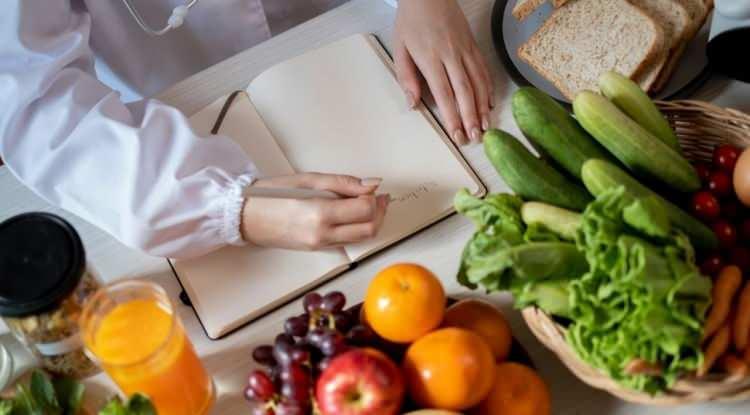 <p><span style="color:#B22222"><em><strong>Sofralarımızın vazge&ccedil;ilmezi olan bazı lezzetler, aslında kalbimize karşı kurulan sessiz birer tuzak olabiliyor. Tamamen doğal beslenmek kolay değil ancak uzmanlar bazı kritik besinlere dikkat &ccedil;ekerek 'Bu besinleri hayatınızdan &ccedil;ıkarın' diyor. İşte, mutfağınızdan uzak tutarak &ouml;mr&uuml;n&uuml;ze &ouml;m&uuml;r katabileceğiniz &uuml;&ccedil; gıda&hellip;</strong></em></span></p>
