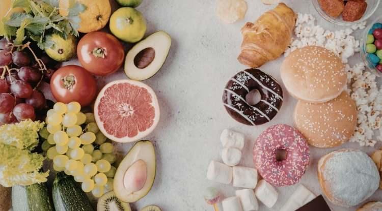 <p><strong>Sağlıklı bir yaşamın sırrı beslenme rutinlerinde yer verdiğimiz gıdalarda gizli. Bu noktada &ccedil;ok severek t&uuml;kettiğimiz işlenmiş gıdalar, tam bir sağlık tehdidi olarak karşımıza &ccedil;ıkıyor.</strong></p>
