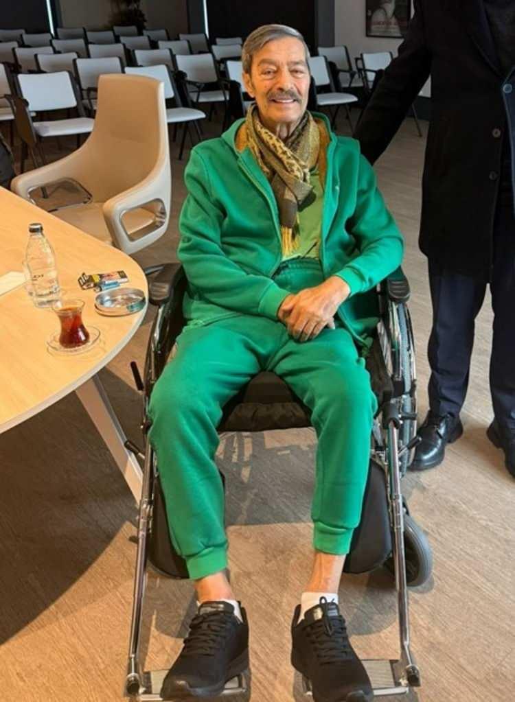 <p><span style="color:#FF0000"><strong>"RUTİN KONTROLE GELDİK"</strong></span></p>

<p><strong>Usta oyuncunun check-up muayenesi i&ccedil;in doktora başvurduğunu ve hastanede bir gece kalmasının gerektiğini dile getiren Kural, ş&ouml;yle konuştu:</strong></p>

<p><strong>"Rutin kontrole geldik. Baştan aşağı bakılsın istedik, belki tahlil sonu&ccedil;larına g&ouml;re ila&ccedil;ları değişir ya da kesilir. Kadir uzun zamandır iyi. T&uuml;m sonu&ccedil;lar &ccedil;ıkınca taburcu olacak"</strong></p>
