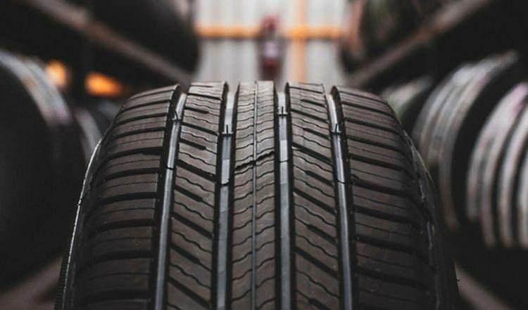 <p><strong><span style="color:#B22222">6)&nbsp; ARABA LASTİĞİ</span>&nbsp; |&nbsp; 10 BİN TL &Uuml;ZERİ</strong></p>

<p>&nbsp;</p>

<p>Y&uuml;ksek kaliteli veya &ouml;zel tasarım lastikler, &ouml;zellikle l&uuml;ks ve spor ara&ccedil;larda y&uuml;ksek fiyatlara satılmaktadır.</p>
