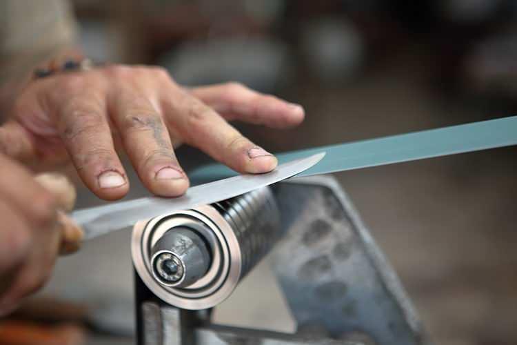 <p><span style="color:#A52A2A"><strong>SATIŞLAR DEĞİŞİK G&Ouml;STERİYOR&nbsp;</strong></span></p>

<p>&nbsp;</p>

<p>&Uuml;retim s&uuml;recinin de değiştiğini anlatanŞakar, <strong>"Eskiden bı&ccedil;akları tek tek elimizle yapardık. Şimdi makine kesiyor, biz sapını takıyor, bilemesini yapıp paketliyoruz. <span style="color:#A52A2A"><em>G&uuml;n oluyor 5 bı&ccedil;ak satıyoruz, g&uuml;n oluyor 300 bı&ccedil;ak. </em></span>İ&ccedil; Anadolu'ya, Doğu'ya 300, 500, hatta 2 bin bı&ccedil;ak toptan g&ouml;nderiyoruz." </strong>ifadelerini kullandı.</p>

<p>&nbsp;</p>

<p><em><strong>KAYNAK: İHA</strong></em></p>
