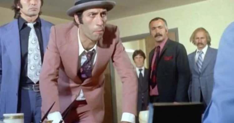 <p><span style="color:#FF0000"><strong>"KEMAL SUNAL GER&Ccedil;EK TOKAT ATARDI"</strong></span></p>

<p><strong>Sunal'ın oyunculuğuna &ouml;vg&uuml;ler yağdıran G&ouml;ğen,, s&ouml;zlerini ş&ouml;yle s&uuml;rd&uuml;rd&uuml;:</strong></p>

<p><strong>"Kendisi 10 numara bir oyuncuydu ama karşısındakini hırpalayabilirdi. Aslında kendini de hırpalardı. Bug&uuml;n T&uuml;rkiye&rsquo;de bu anlamda tanıdığımız tek bir isim vardı; C&uuml;neyt Arkın. Sahnelerini ger&ccedil;ekten yapardı.&nbsp;</strong></p>
