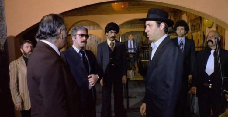 <p><strong>Kemal abi ise oyunu &ccedil;ok rahat oynadığı i&ccedil;in sahnede doğa&ccedil;lar, kendi yaratır; bir bakarsın sivrisinek &ccedil;akar gibi karşısındakinin suratına ger&ccedil;ekten tokat atardı. Kadir İnanır&rsquo;la da &ccedil;alışmak zordu. Her şeyin en g&uuml;zelini yapıyordu. Bize de kızıyordu."</strong></p>
