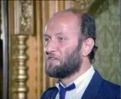 <p><strong>Yeşil&ccedil;am'da oynadığı k&ouml;t&uuml; adam rolleriyle hafızalara kazınan Coşkun G&ouml;ğen, ge&ccedil;tiğimiz g&uuml;nlerde Selen G&ouml;rg&uuml;zel'in YouTube'da yayınlanan "Cam Masa" programına konuk oldu.</strong></p>
