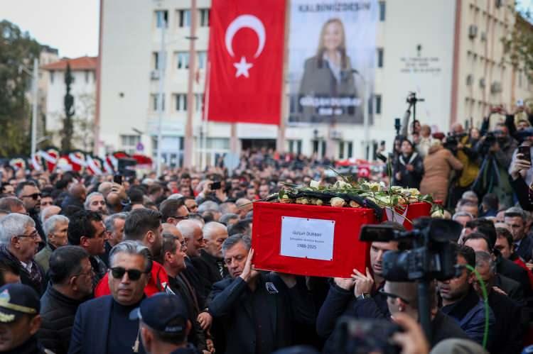 <p>Yaklaşık 14 günlük bir tedavi sürecinin ardından metastaz kolon kanseri ve çoklu organ yetmezliği nedeniyle dün akşam hayatını kaybeden Manisa'nın ilk kadın belediye başkanı Gülşah Durbay'ın naaşı görev yaptığı Şehzadeler Belediyesindeki törenin ardından Hatuniye Camiine getirildi. </p>