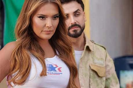 <p>2025 yılına<strong> "Yerinde Dur"</strong>&nbsp;ve <strong>"Beni Unutma"&nbsp;</strong>gibi hit şarkılarla damga vuran, ge&ccedil;tiğimiz haftalarda hem <strong>GQ &Ouml;d&uuml;lleri'</strong>nde hem de <strong>Spotify Wrapped</strong> listelerine tepki g&ouml;steren &uuml;nl&uuml; şarkıcı <strong>Demet Akalın</strong>, bu kez kızı <strong>Hira</strong> ile g&uuml;ndeme geldi.</p>
