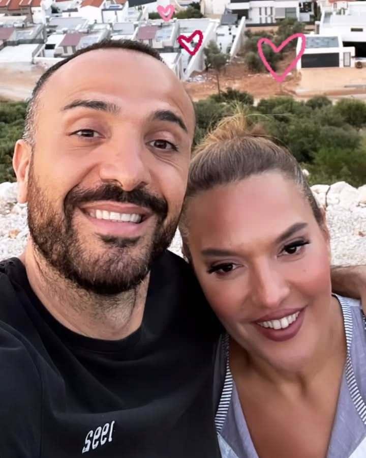 <p>2012 yılında iş insanı&nbsp;<strong>Okan Kurt</strong>&nbsp;ile hayatını birleştiren Demet Akalın, 2014 yılında kızı Hira'yı kucağına almıştı.</p>
