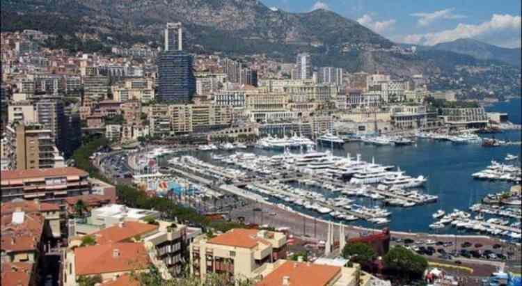 <p><strong><span style="color:rgb(178, 34, 34)">&Uuml;&ccedil; kişiden biri milyarder</span></strong></p>

<p>&nbsp;</p>

<p>N&uuml;fusun yaklaşık %30'u milyarderlerden oluşuyor. Yani sokakta y&uuml;r&uuml;d&uuml;ğ&uuml;n&uuml;zde &ccedil;arptığınız her &uuml;&ccedil; kişiden biri bir servet sahibi olabilir!</p>
