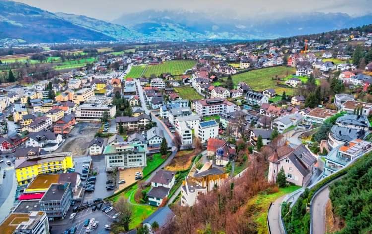 <p>İsvi&ccedil;re ve Avusturya arasında sıkışmış bu mini Alp &uuml;lkesi, bir masal kitabından fırlamış gibi g&ouml;r&uuml;n&uuml;yor.</p>
