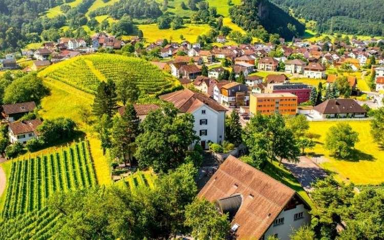 <p>&Uuml;lkenin kendi ordusu yok ve su&ccedil; oranı o kadar d&uuml;ş&uuml;k ki insanlar kapılarını kilitlemiyor bile. Ayrıca, d&uuml;nyanın en kaliteli takma dişleri burada &uuml;retiliyor ve k&uuml;resel pazarın b&uuml;y&uuml;k bir kısmını bu k&uuml;&ccedil;&uuml;k &uuml;lke karşılıyor!</p>

<p>-</p>
