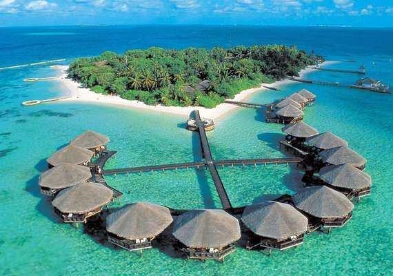 <p>D&uuml;nyanın en al&ccedil;ak &uuml;lkesidir; topraklarının ortalama y&uuml;ksekliği deniz seviyesinden sadece 1.5 metre yukarıdadır. Bu y&uuml;zden Maldivler h&uuml;k&uuml;meti, bir g&uuml;n sular altında kalma ihtimaline karşı başka bir &uuml;lkeden toprak satın almayı bile g&uuml;ndemine almıştı.</p>
