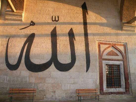 <p><span style="color:rgb(178, 34, 34)"><strong>KAİNATTAKİ TEK YARATICI OLAN ALLAH'A İNANAN LİDERLER DE LİSTEDE</strong></span></p>

<p>&nbsp;</p>

<p>Sonu&ccedil; olarak, d&uuml;nya &uuml;zerindeki t&uuml;m inan&ccedil; sistemleri arasında, İslam inancına g&ouml;re tek yaratıcı Allah'tır. M&uuml;sl&uuml;manlar, Allah'ın her şeyin yaratıcısı ve y&ouml;neticisi olduğuna inanır.&nbsp;<strong>Bu inan&ccedil;, onların yaşamlarına ve d&uuml;nya g&ouml;r&uuml;şlerine derin bir anlam katar. D&uuml;nya liderlerinin inan&ccedil;ları ne olursa olsun, tek bir yaratıcıya inanmanın huzur ve birlik getireceği d&uuml;ş&uuml;n&uuml;l&uuml;r.</strong></p>
