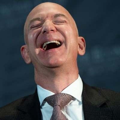 <p><span style="color:#B22222"><strong>22)&nbsp; JEFF BEZOS&nbsp; </strong></span><strong>|&nbsp; AMAZON'UN SAHİBİ</strong></p>

<p>&nbsp;</p>

<p>12 Ocak 1964 doğumlu Jeffrey Preston "Jeff" Bezos, Amerikalı girişimci, medya sahibi, yatırımcı, bilgisayar m&uuml;hendisi ve ticari astronottur. Amazon'un kurucusu ve y&ouml;netim kurulu başkanıdır ve daha &ouml;nce şirketin başkan ve CEO'su olarak g&ouml;rev yapmıştır. Bezos ayrıca The Washington Post'un sahibidir ve &ouml;zel bir havacılık şirketi olan Blue Origin'i kurmuştur.</p>
