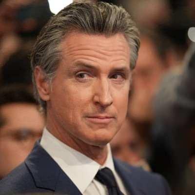 <p><strong><span style="color:#B22222">GAVIN NEWSOM&nbsp;</span> |&nbsp; SİYASET&Ccedil;İ İŞ ADAMI</strong></p>

<p>&nbsp;</p>

<p>Gavin Christopher Newsom (10 Ekim 1967 doğumlu) Amerikalı bir siyaset&ccedil;i ve iş adamıdır. 2019'dan beri Demokrat Parti &uuml;yesi olarak Kaliforniya'nın 40. valisi olarak g&ouml;rev yapmaktadır.</p>
